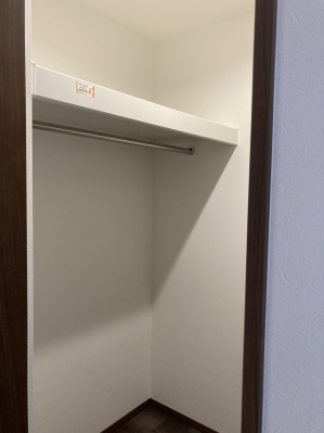 ウォークインクローゼット内部写真