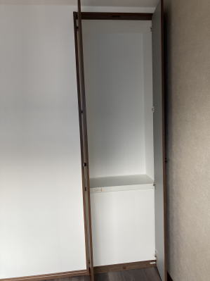 階段スペースを利用したちょっと収納。