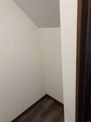 洗面所にある階段下スペース。着替え収納スペースとしてや洗濯物の一時置きに活躍しそうです。