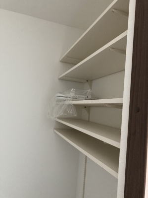 たっぷり収納のウォークインクローゼットは可動式棚でいろん小物からハンガーパイプにそのまま洋服をかけて収納できる優れもの。